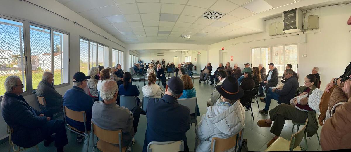 Asistentes a la reunión vecinal.