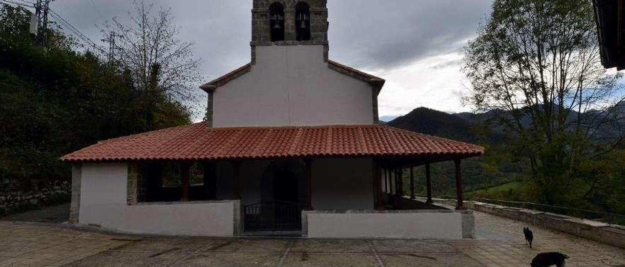 La iglesia de Santa Cruz la Real, en la localidad de Caleao.