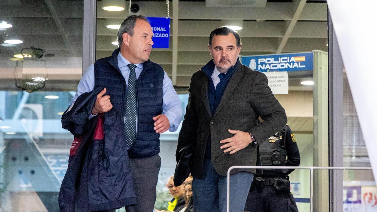 Carlos Baño abandona, el pasado viernes, las dependencias policiales junto a su abogado, Ignacio Gally
