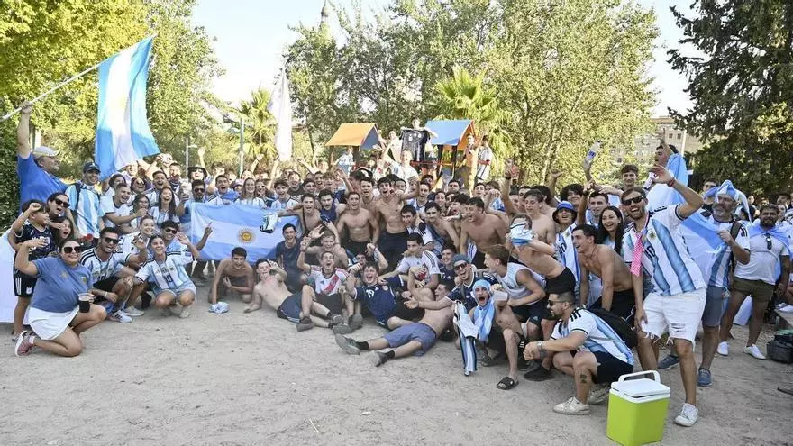 VÍDEO | Los aficionados argentinos se reúnen en Zaragoza para seguir la final