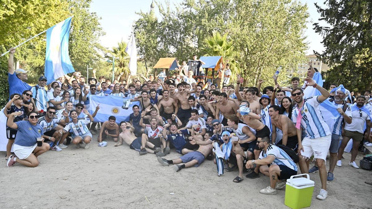 VÍDEO | Los aficionados argentinos se reúnen en Zaragoza para seguir la final