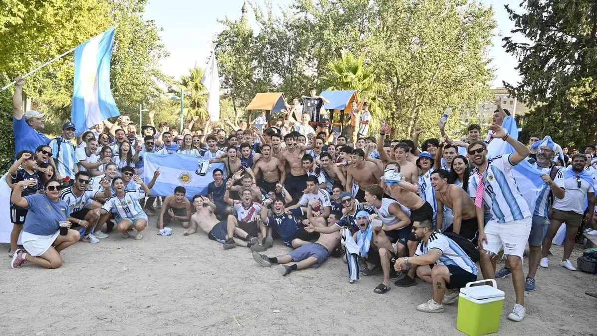 Los argentinos hacen ruido en Zaragoza antes de la final del Mundial "El corazón dividido... pero que Messi levante la Copa"