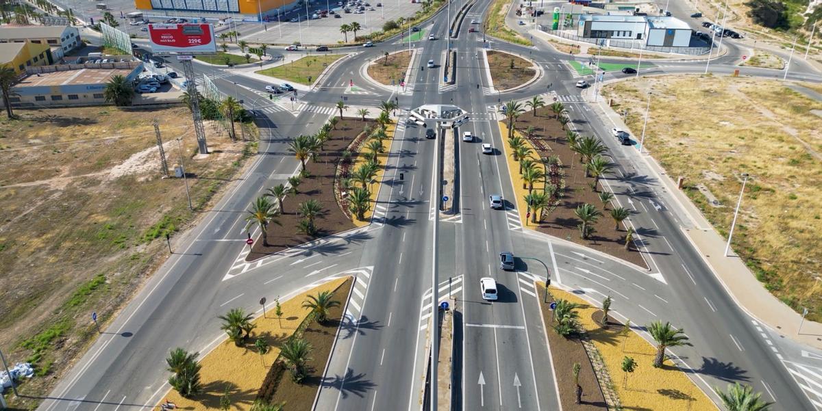 Vista aérea de la zona de entrada a Elche desde la ronda oeste, junto al centro comercial L'Aljub