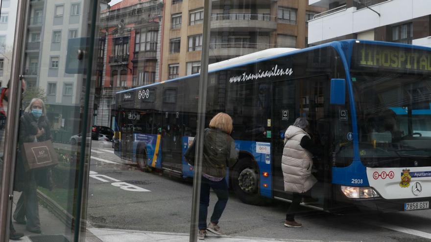 Usuarios en una parada de transporte urbano en Sabugo. | M. Villamuza