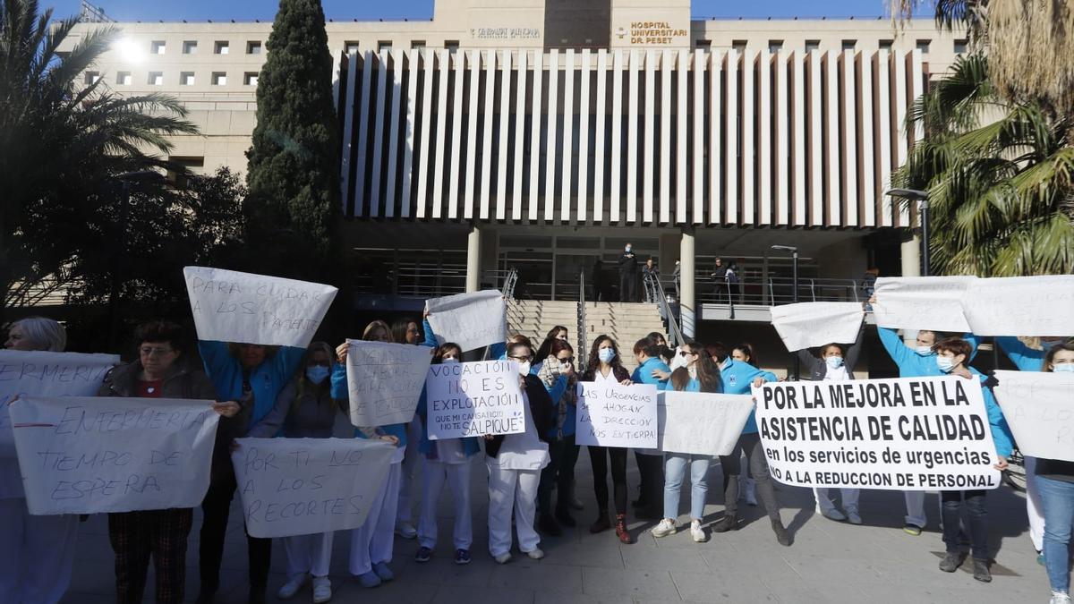 Protestas en el hospital Doctor Peset por el recorte de personal en Urgencias