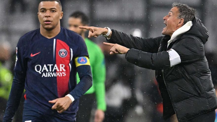 Mbappé i Luis Enrique, durant el partit de diumenge a Marsella abans del canvi de l’estrella. | NICOLAS TUCAT / AFP