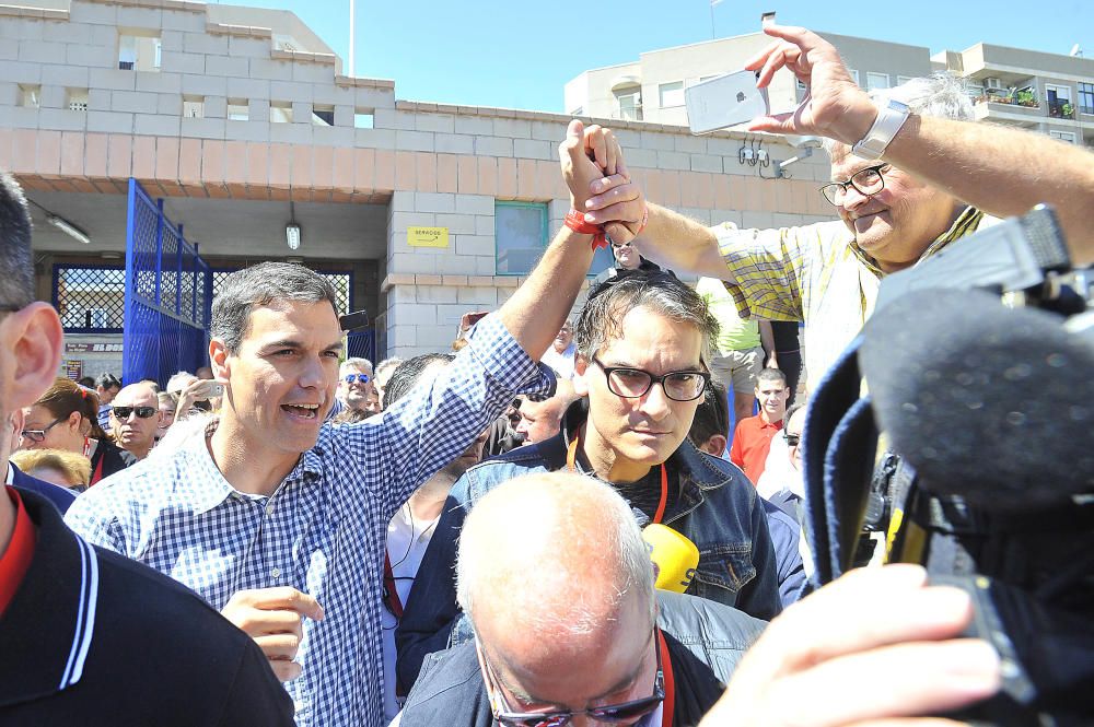 Pedro Sánchez abarrota el polideportivo de Carrús