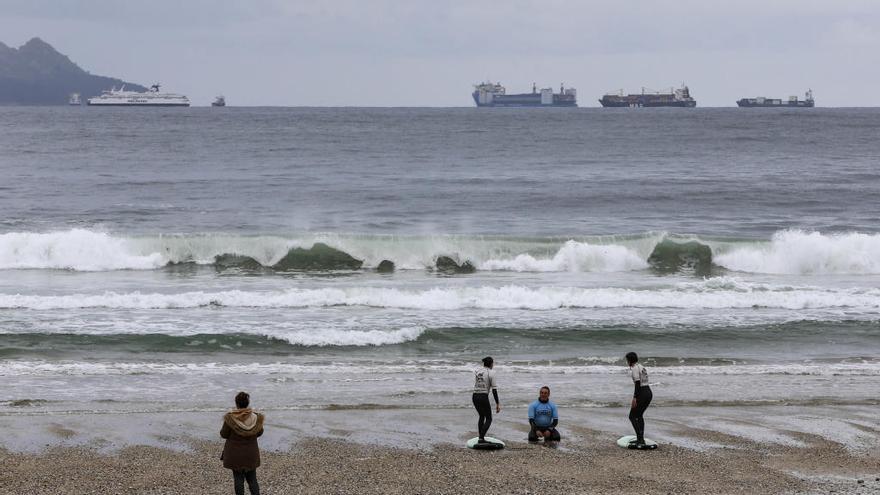 Barcos fondeados de Cíes vistos desde la playa de Patos, en un día de temporal // R. Grobas