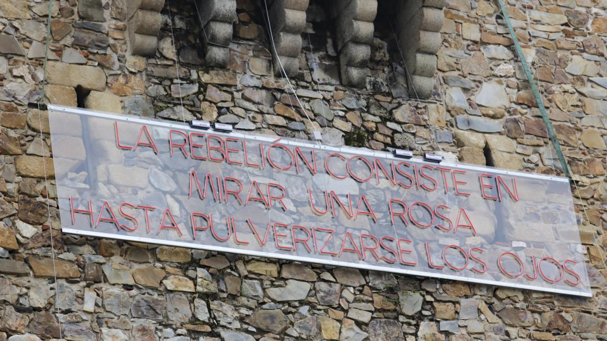 Rótulo de neón instalado en la fachada de la torre de Bujaco.