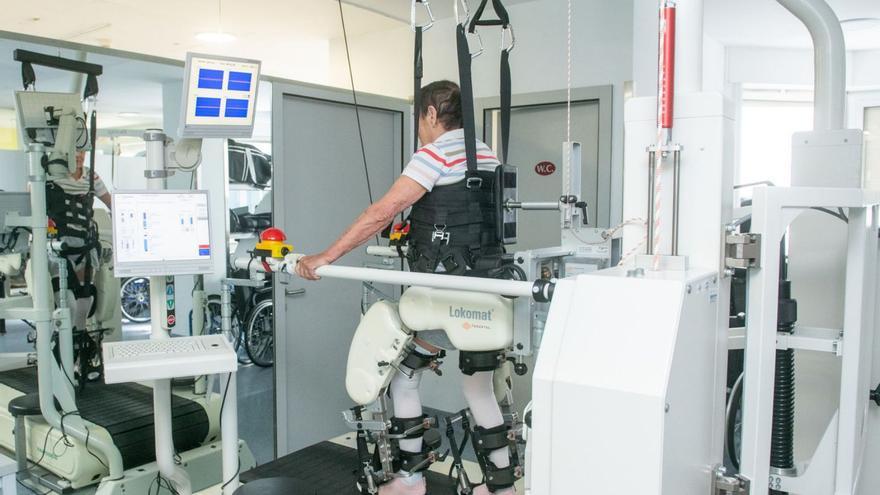 Un paciente trabaja con el robot Lokomat, en las instalaciones de la Unidad de Lesionados Medulares del Hospital Universitario de A Coruña (Chuac). |