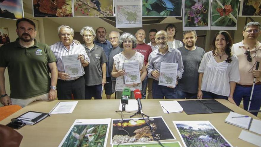 Medio centenar de colectivos piden a la Junta que proteja la Montaña