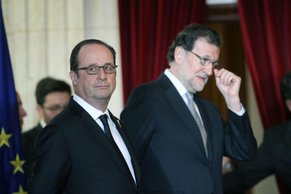 François Hollande y Mariano Rajoy son recibidos con honores junto al Ayuntamiento de Málaga. Antes del almuerzo, han visitado el Museo de Málaga.