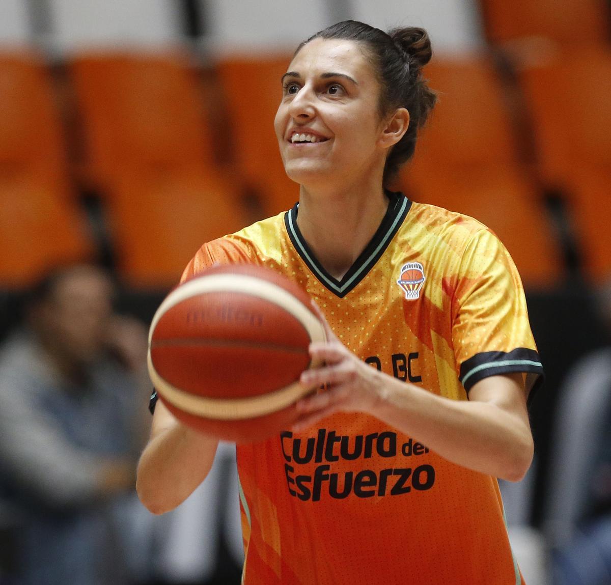 Alba Torrens, en la ronda de calentamiento de uno de los partidos con VBC