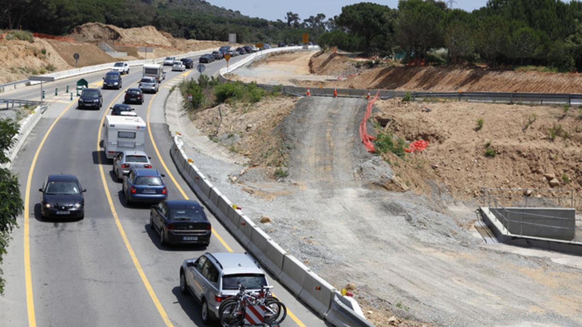 Colas en la C-31 junto a las obras del desdoblamiento, entre Platja d'Aro y Palamós, durante la operación salida de Sant Joan de hace un año.