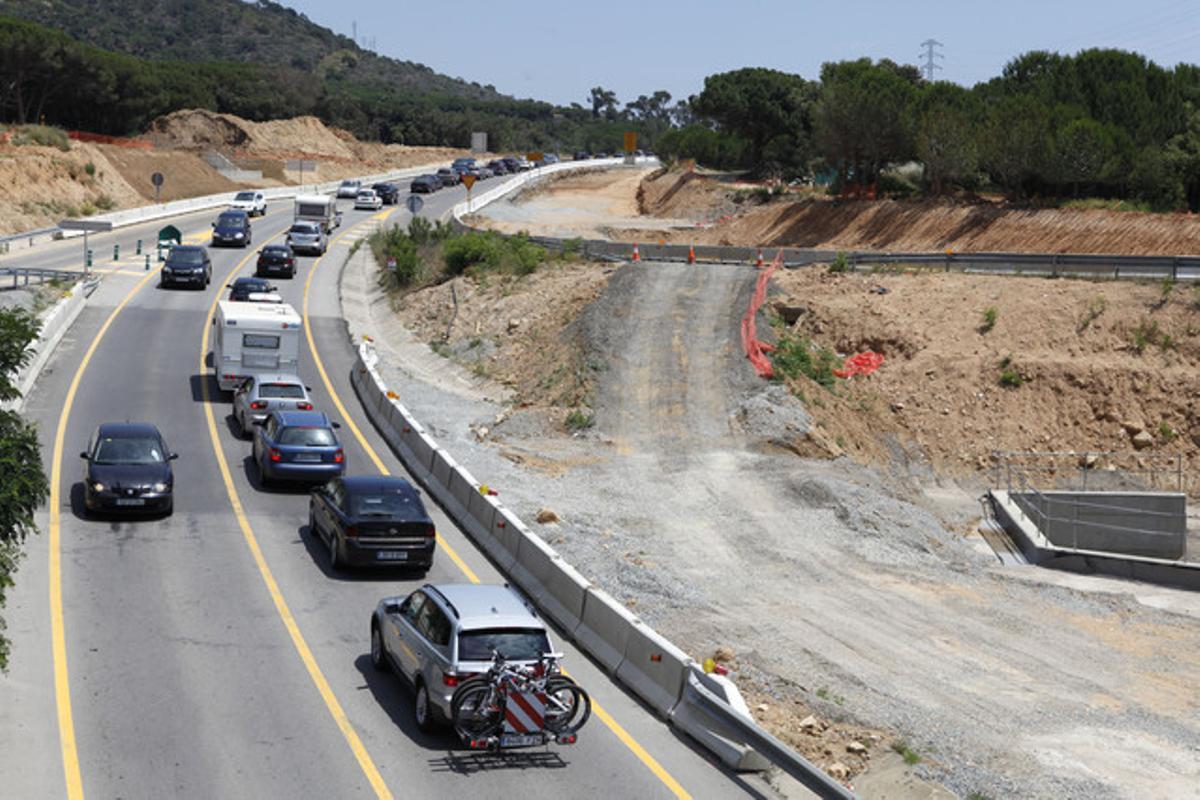 Cues a la C-31 al costat de les obres del desdoblament, entre Platja d’Aro i Palamós, durant l’operació sortida de Sant Joan de fa un any. Cues a la C-31 al costat de les obres del desdoblament, entre Platja d’Aro i Palamós, durant l’operació sortida de Sant Joan de fa un any.