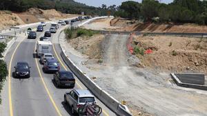 Cues a la C-31 al costat de les obres del desdoblament, entre Platja d’Aro i Palamós, durant l’operació sortida de Sant Joan de fa un any.