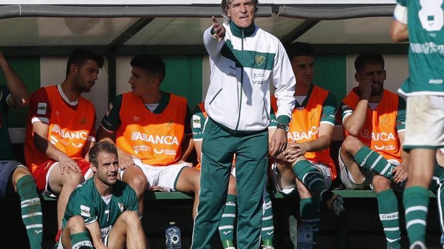 Rafa Sáez da instrucciones durante un partido.