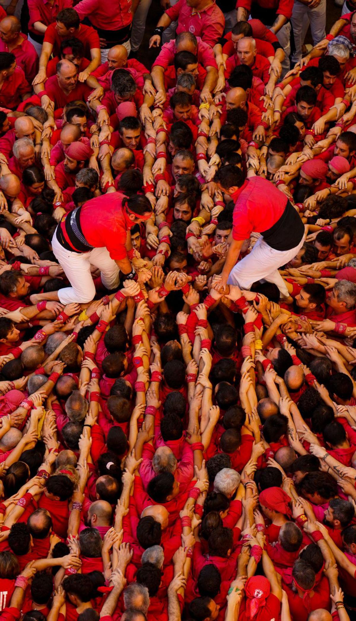 Un estudi mesura la calor màxima a què se sotmeten els castellers