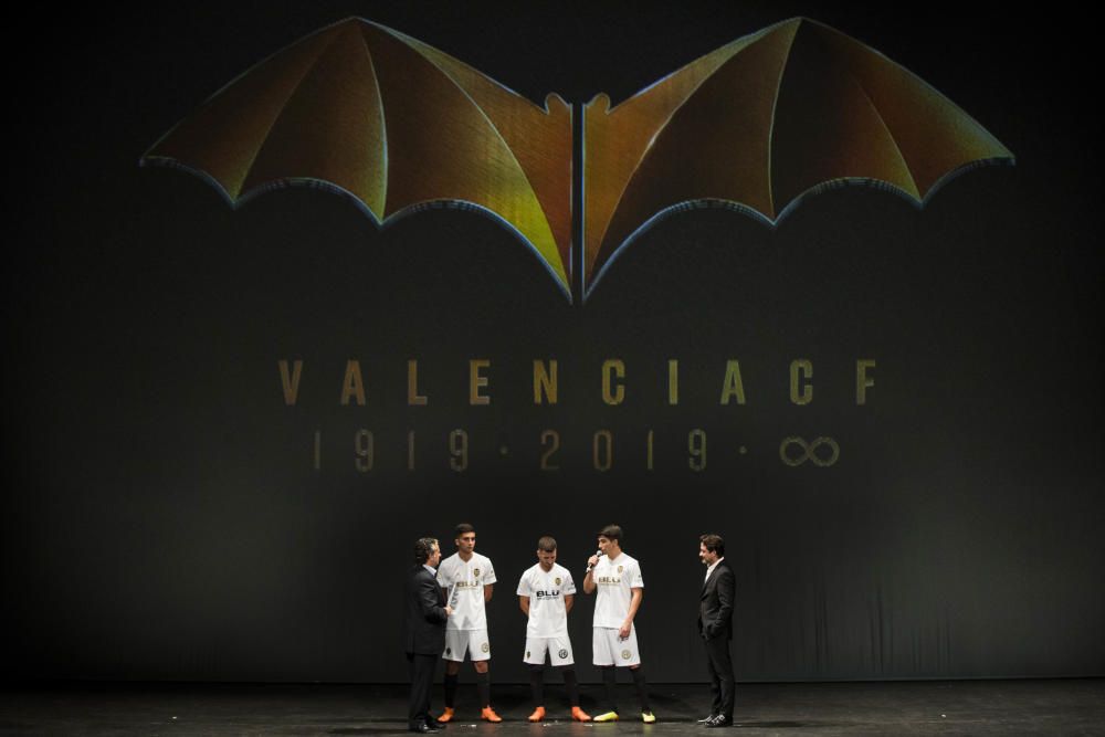 El Valencia CF presenta la equipación del centenario