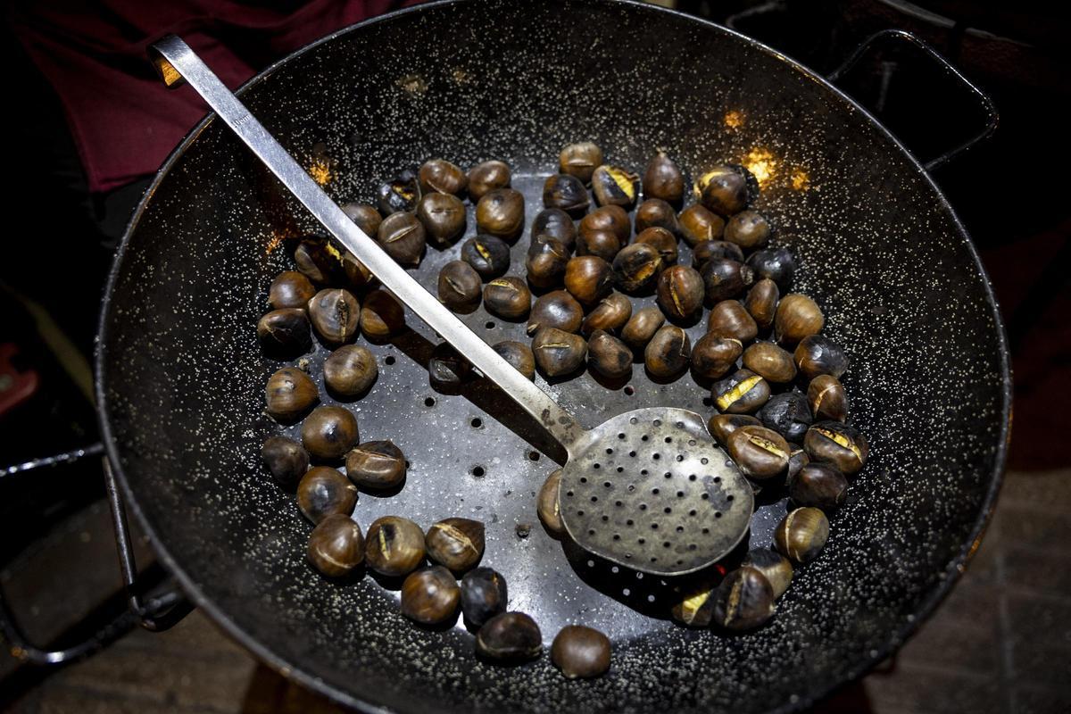 El secreto de una buena castaña asada es hacerla "despacico".