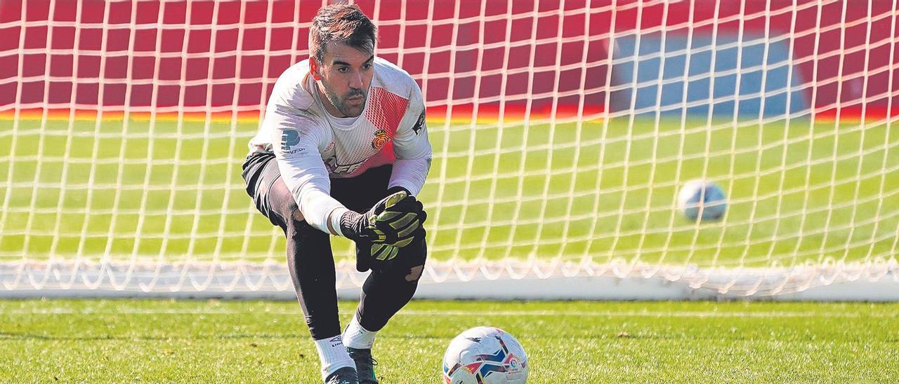 Manolo Reina cumple su cuarta temporada en el Mallorca.