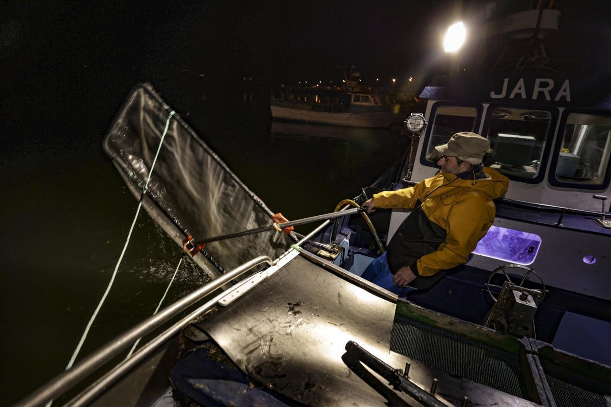 Las solitarias y duras noches de los anguleros de Asturias