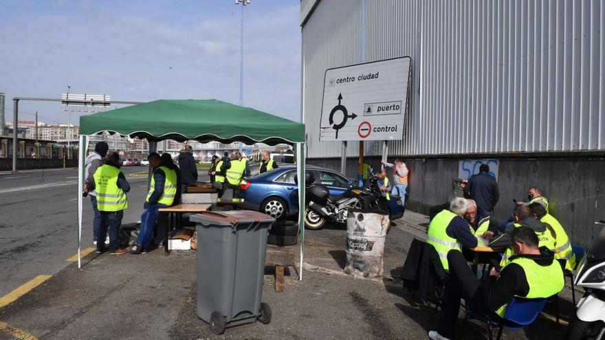 Los camioneros levantan el paro en el puerto de A Coruña a cambio de que las empresas suban las tarifas