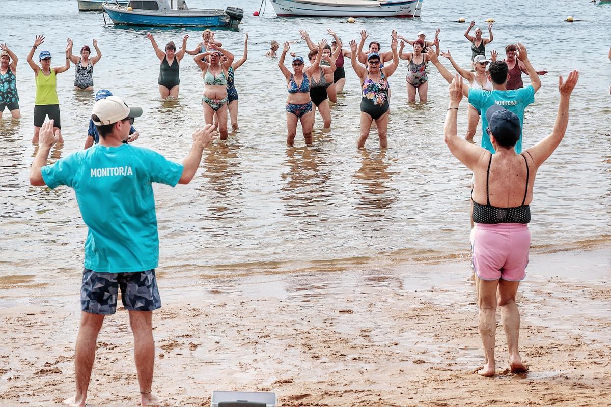 Los mayores van a la playa de Las Teresitas con Santa Cruz Vital