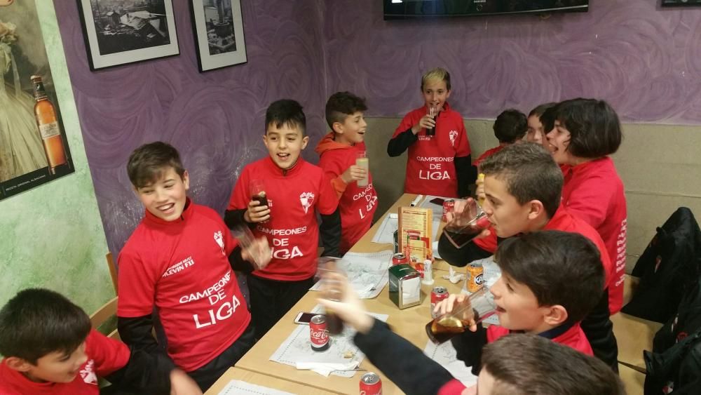 El Arosa alevín F11 celebra el título de Liga