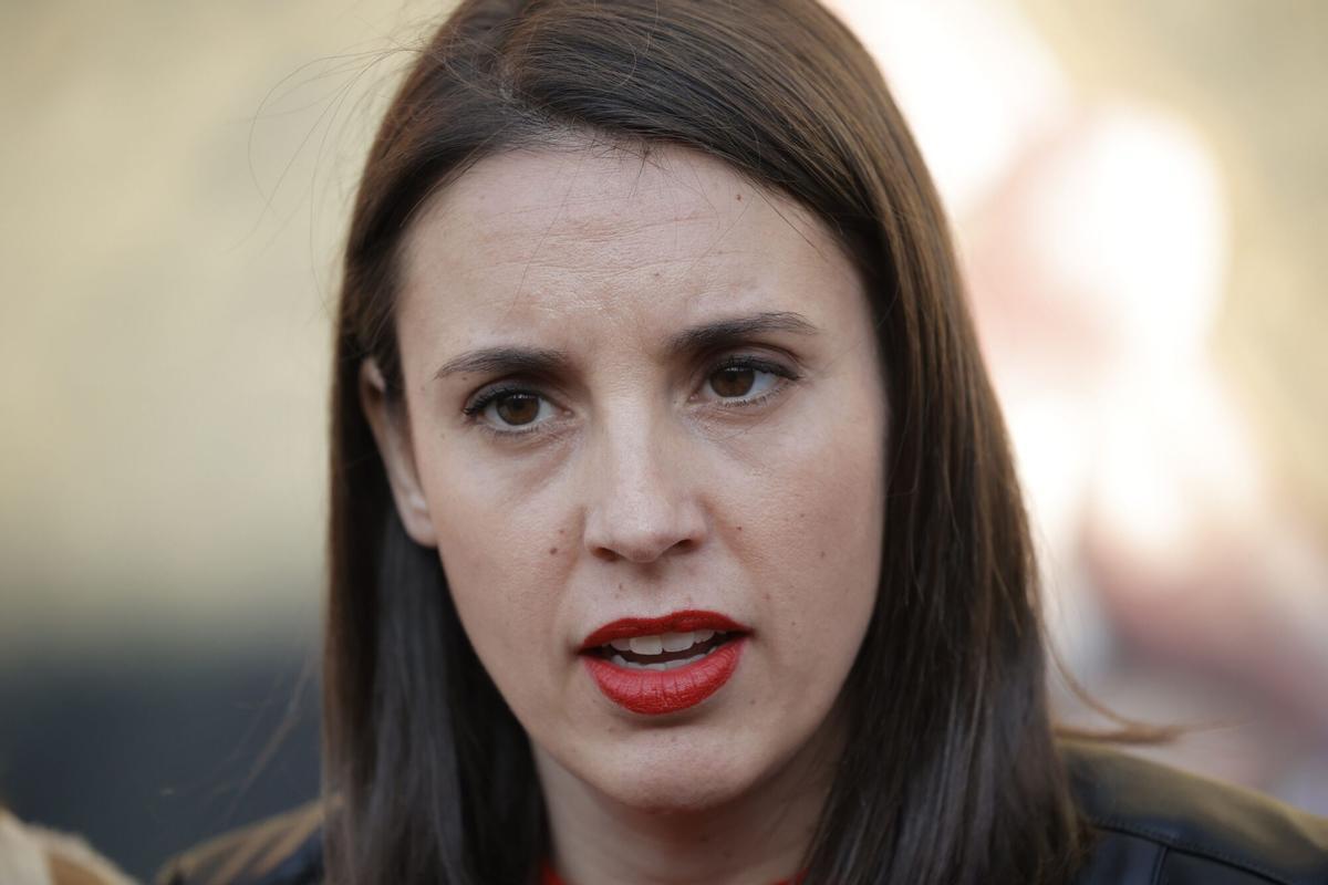 La eurodiputada de Podemos, Irene Montero, atiende a los medios de comunicación el pasado 9 de abril, antes de un acto de Podemos.