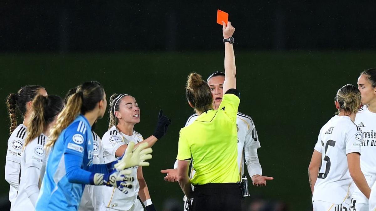 Iris Santiago ve la cartrulina roja en el partido ante el Wolfsburgo