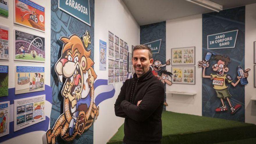 El dibujante Bernal, en una exposición sobre su obra que se pudo ver en el Centro Joaquín Roncal de Zaragoza.