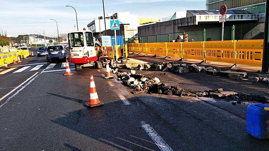 Obras en un paso de peatones de la zona escolar de Arteixo.   | // L.O.