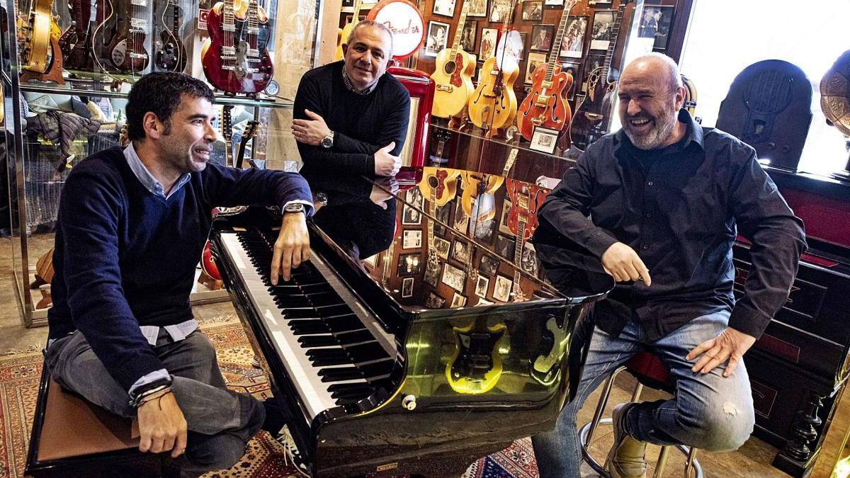 L&#039;equip de Kay Produccions, Francesc Gener al piano, Joan Cayuela i Josep Antoni Castaño, &#039;Nyanyo&#039; (a la dreta),  a Cal Ramon de Santpedor