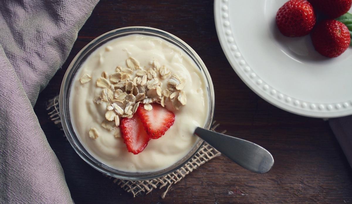 Los probióticos presentes en el yogur pueden promover la salud intestinal y reducir la hinchazón.