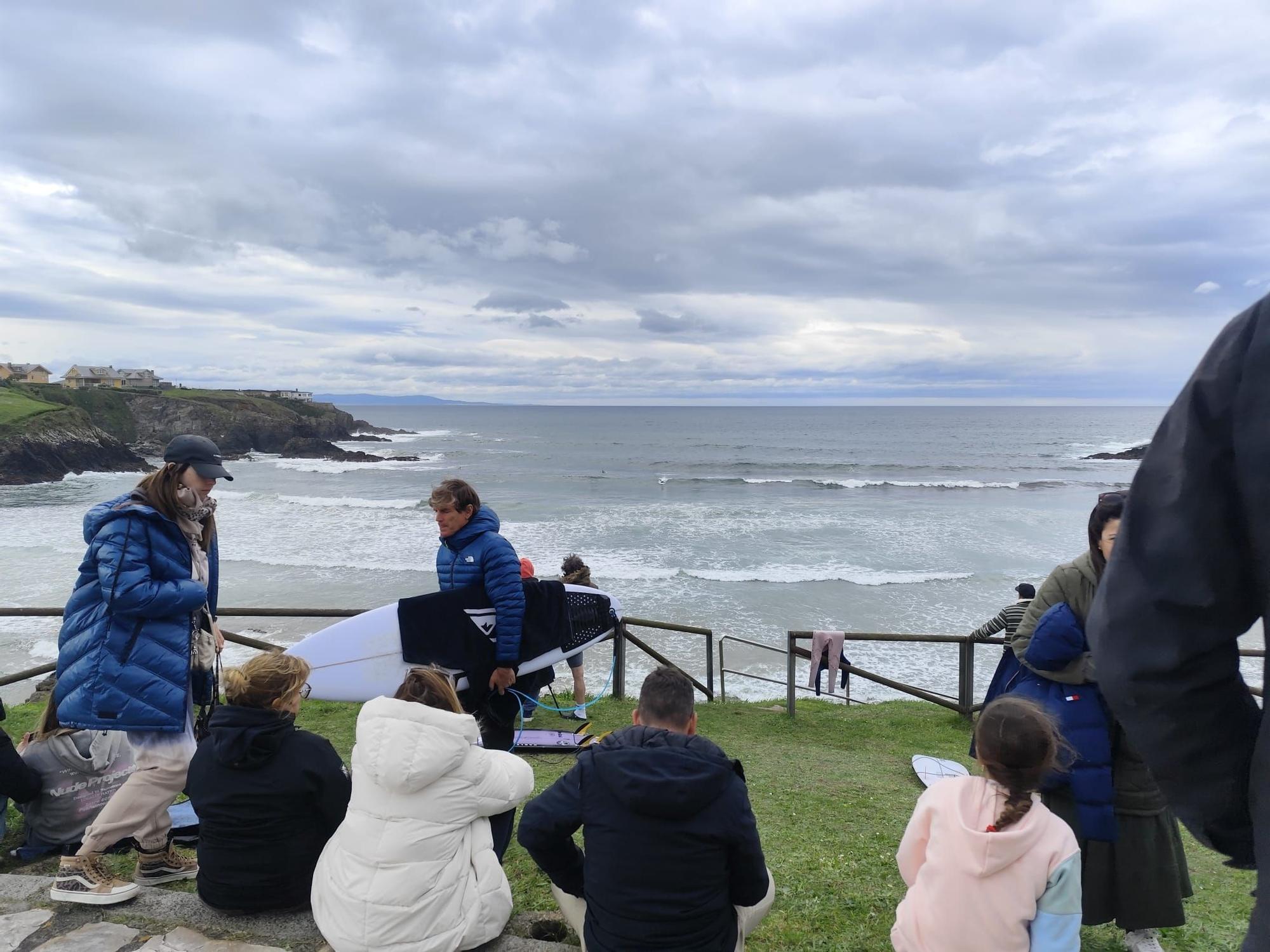 En imágenes: El ambiente surfista toma la playa de Tapia este puente