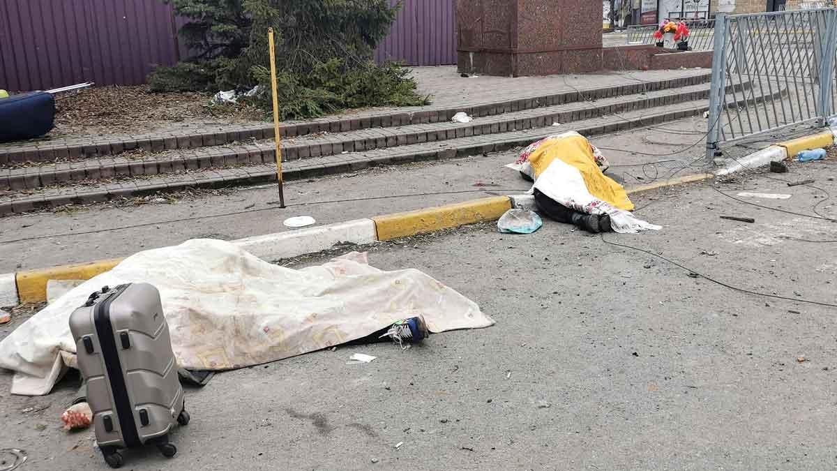 Dos personas de la misma familia yacen muertas en las calles de Irpin. Ambas personas trataban de huir con sus pertenencias en una maleta en el punto de evacuación de la ciudad en una intensa jornada de bombardeos.