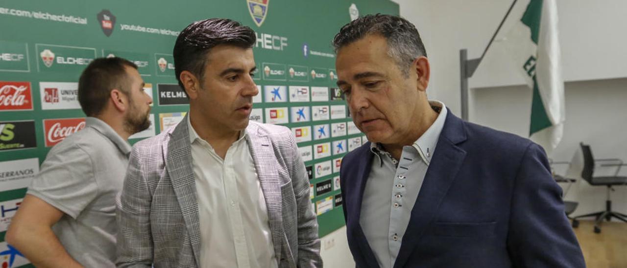 El director deportivo, Nico Rodríguez, dialoga con el presidente del Elche, Diego García.