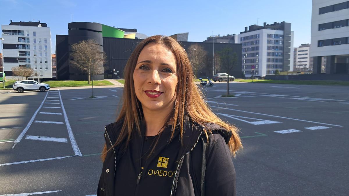 Olga López de Zubiria con el Corredoria Arena en el fondo.