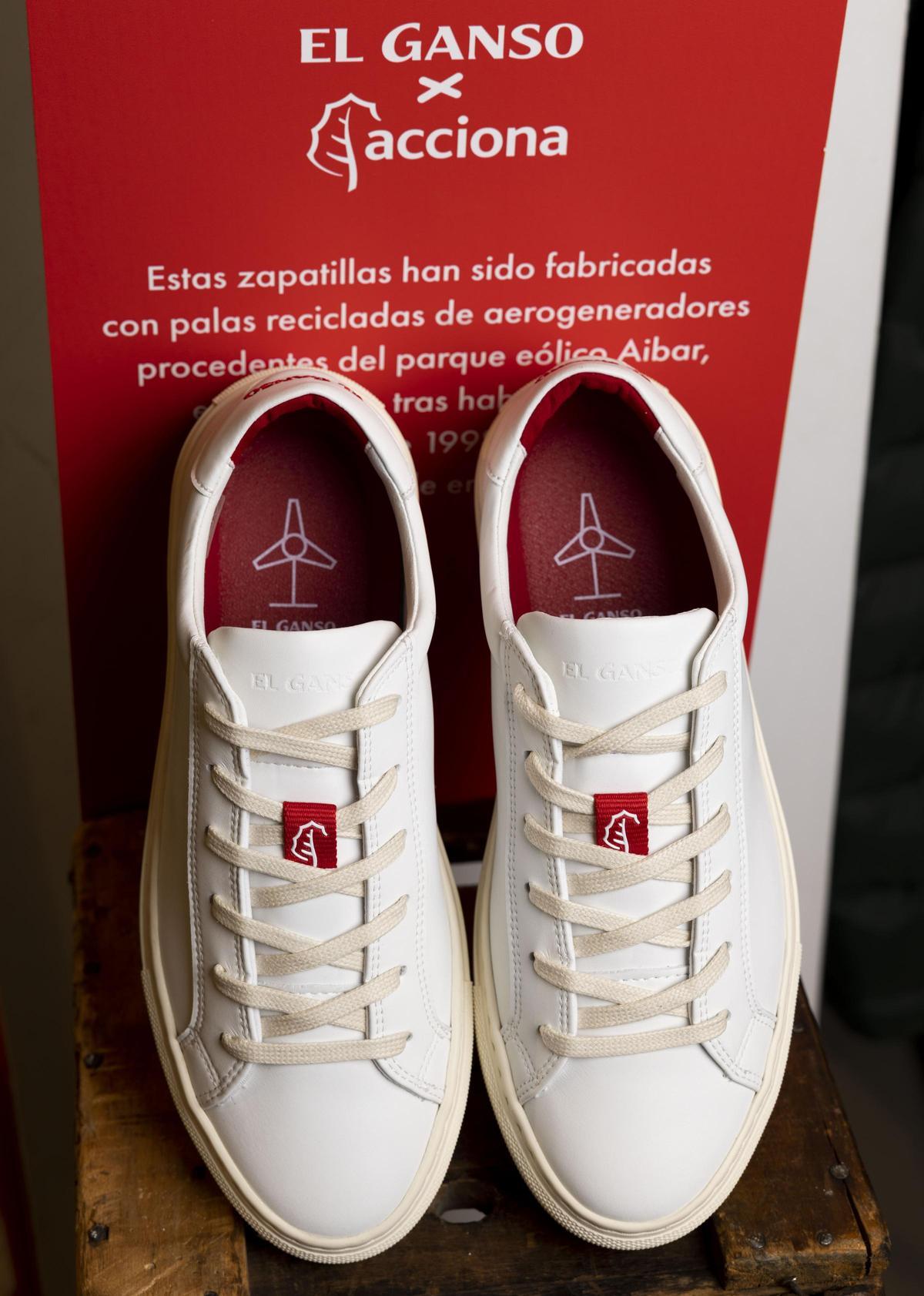ACCIONA Energia y El Ganso lanzan las primeras zapatillas del mundo fabricadas con palas eolicas recicladas El Periodico de Espana