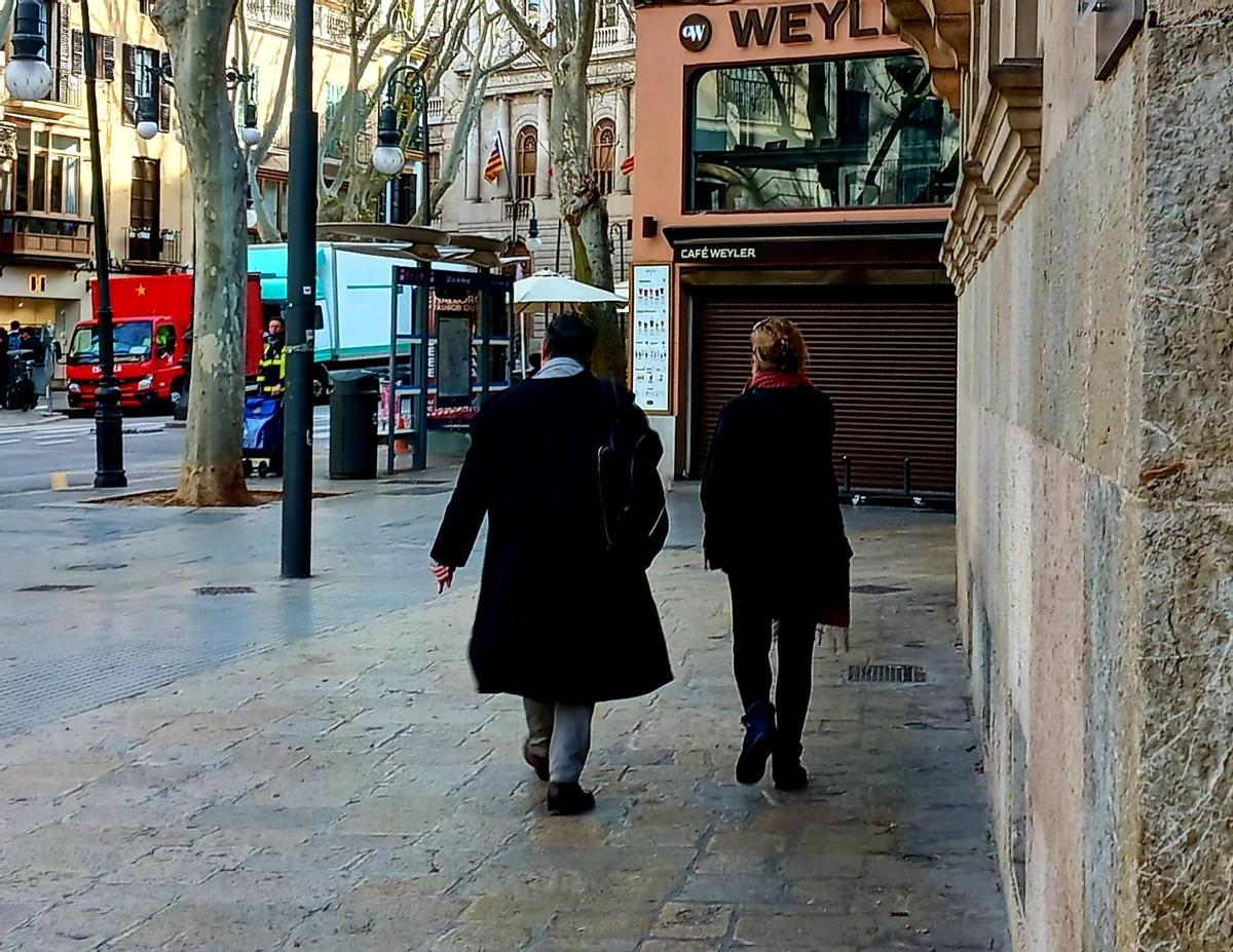 La mujer acusada (derecha) abandona la Audiencia Provincial de Baleares ayer por la mañana.