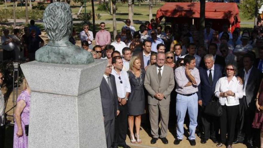 Los asistentes al Parque de Huelin guardaron un minuto de silencio ante el busto del edil.