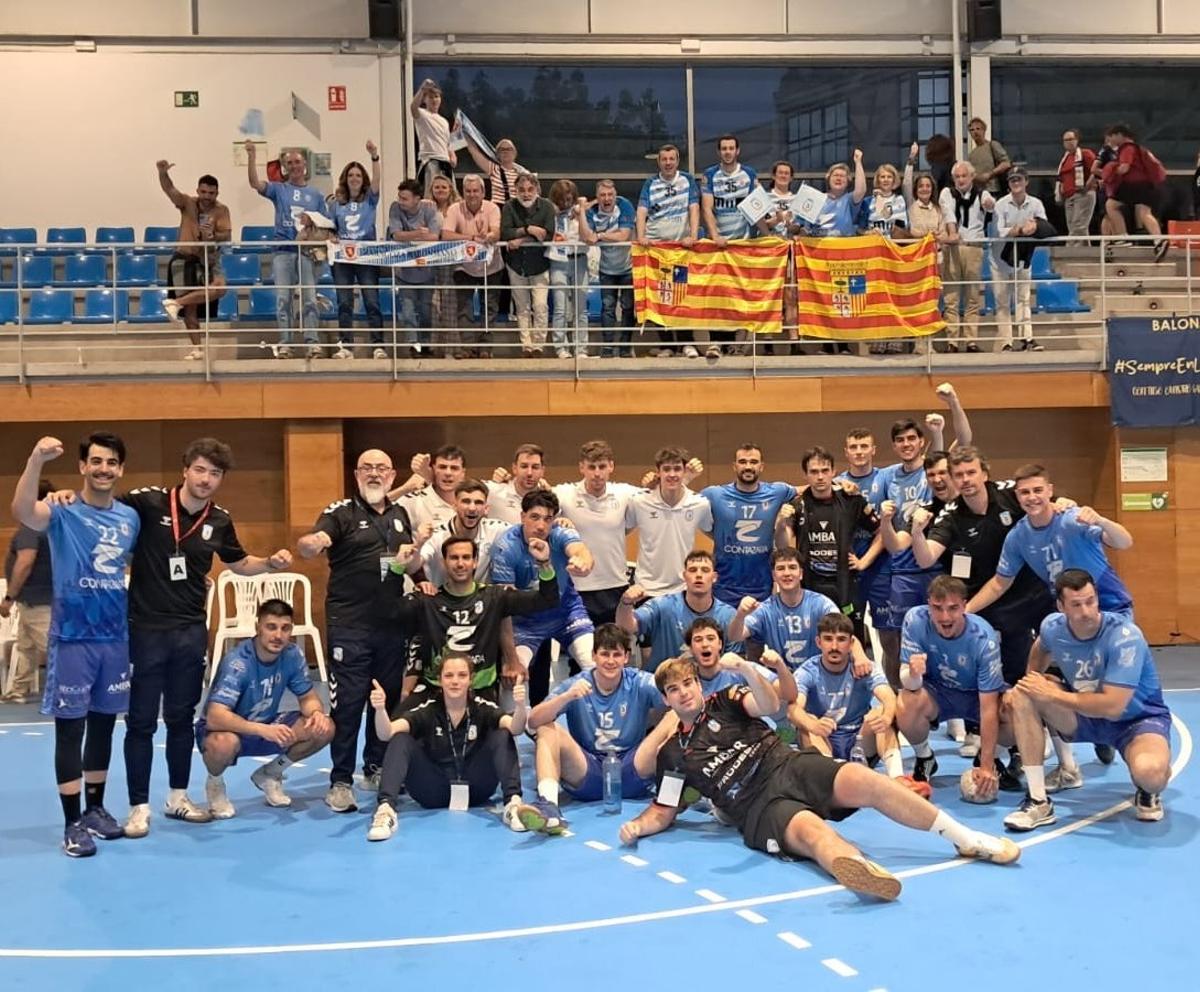 Los jugadores del Conatazara, junto a su afición desplazada a Galicia