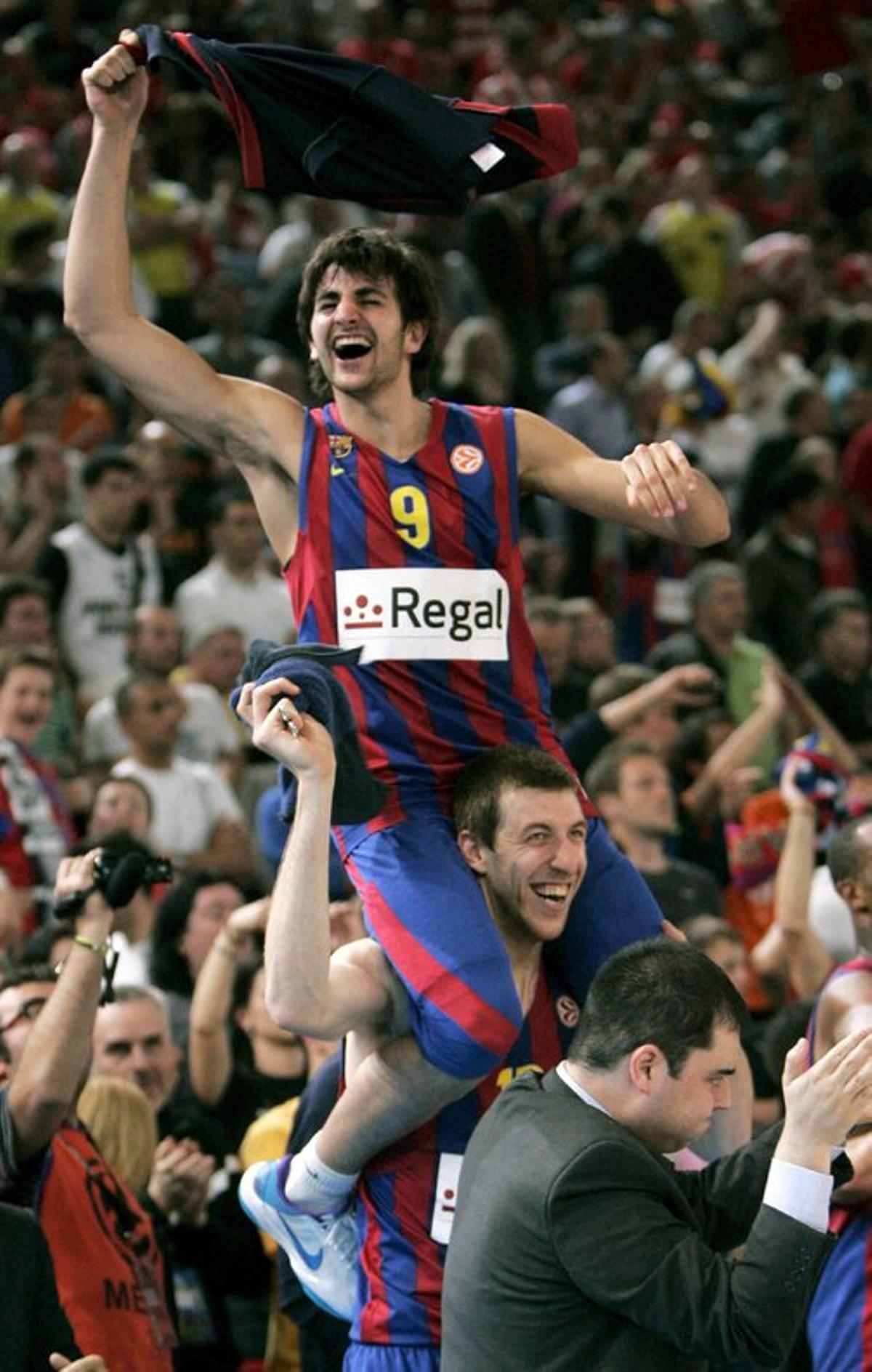 Los jugadores del Barcelona, Ricky Rubio (arriba) y Fran Vazquez, celebran la victoria del equipo blaugrana en la Final Four de la Euroliga de baloncesto, al vencer al Olympiacos por 86 - 68, en el Palacio Omnisport de Bercy, Paris.