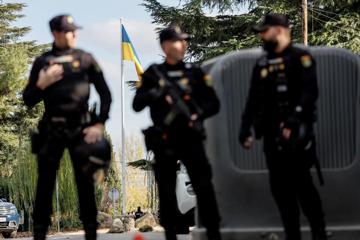 Un agente de Policía Nacional en las inmediaciones de la embajada de Ucrania tras ser acordonada, a 2 de diciembre de 2022, en Madrid (España).