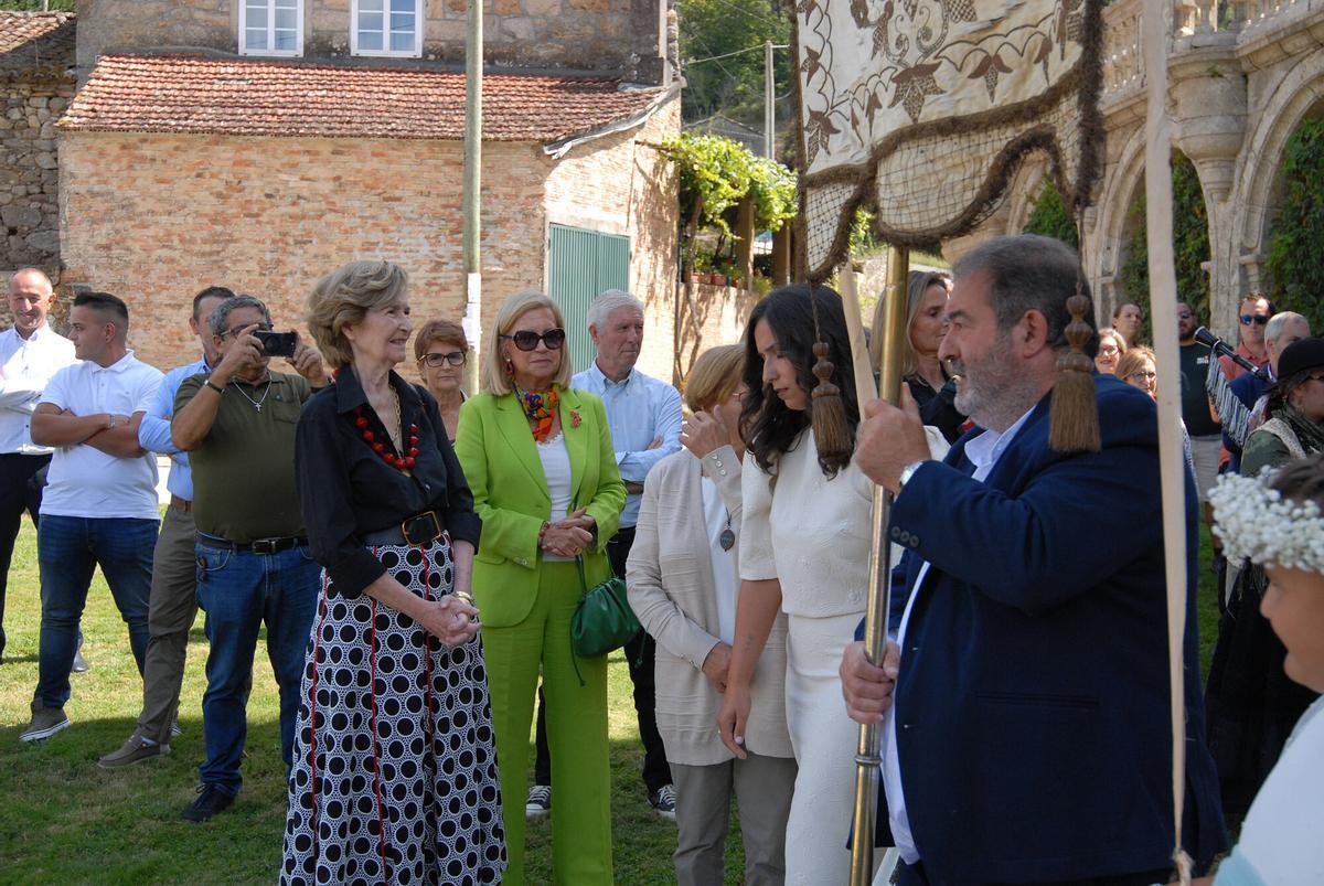 Es el último domingo del mes de agosto, el día más especial del año en el Pazo de Oca. Como marca la tradición y coincidiendo con la celebración del Sagrado Corazón, el duque de Segorbe, Ignacio Medina y Fernández de Córdoba y la princesa María de la Gloria de Orleans y Bragança abren las puertas del conocido como «Versalles gallego» para recibir una vez más a sus amigos. Es el último domingo del mes de agosto, el día más especial del año en el Pazo de Oca. Como marca la tradición y coincidiendo con la celebración del Sagrado Corazón, el duque de Segorbe, Ignacio Medina y Fernández de Córdoba y la princesa María de la Gloria de Orleans y Bragança abren las puertas del conocido como «Versalles gallego» para recibir una vez más a sus amigos.
