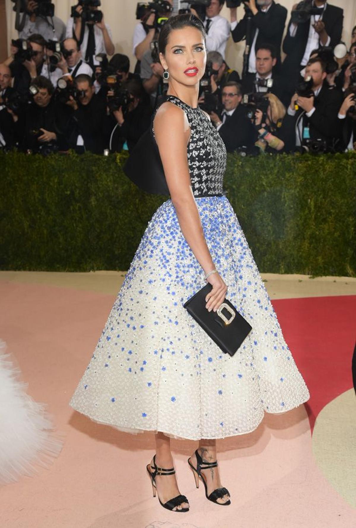 Adriana Lima de Giambattista Valli en la Gala Met 2016