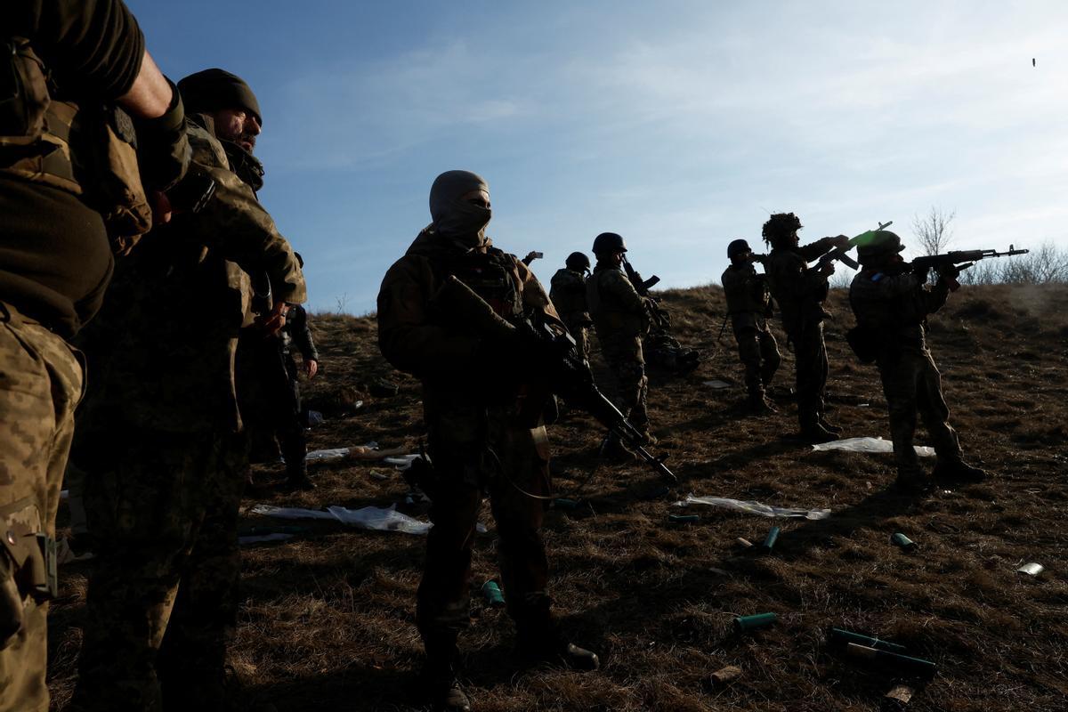 Soldados del batallón internacional Carpathian Sich realizan maniobras cerca de la línea del frente, cerca de Kreminna en Ucrania