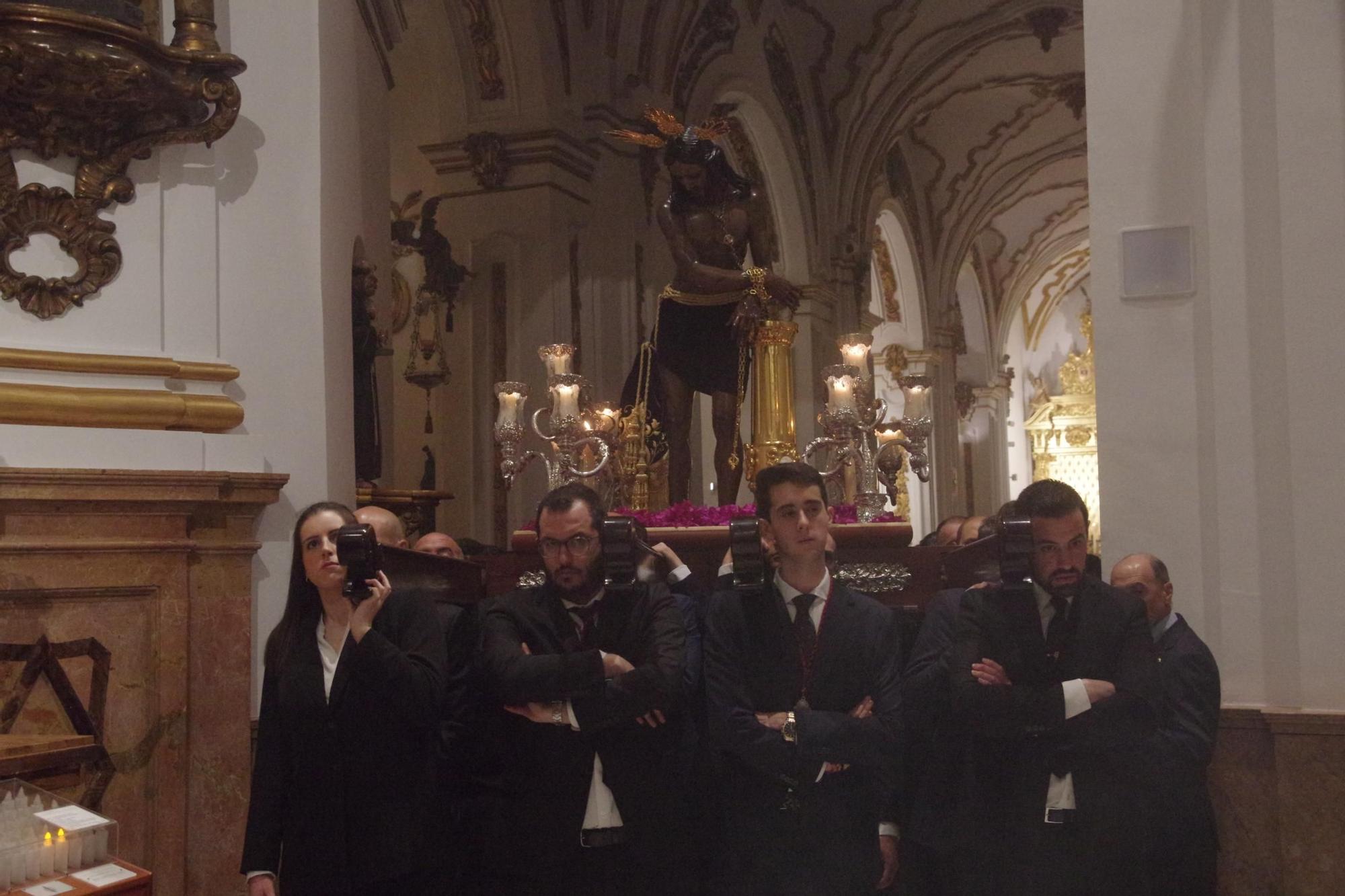La cofradía de Gitanos celebra un vía crucis claustral en los Santos Mártires.