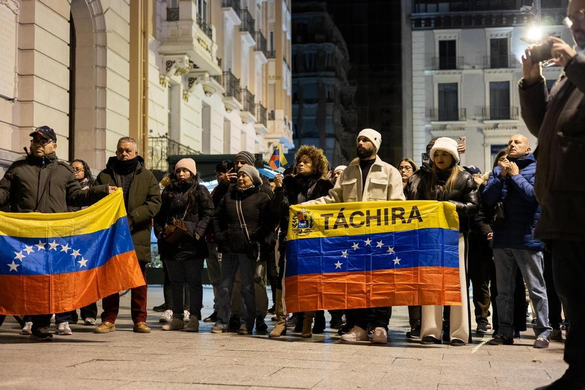 Concentración de la comunidad venezolana en defensa de la "libertad" de Venezuela en la plaza España de Zaragoza